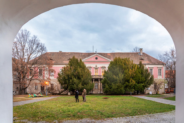 A város földesura, Zichy Péter 1746-ban vágott bele barokk kastélyának építéséhez a Duna partjához közel, már a mai Árpád-hídtól északra. A Jäger János Henrik és Bebo Károly tervei alapján épült épületegyüttes 1752-re készült el.
