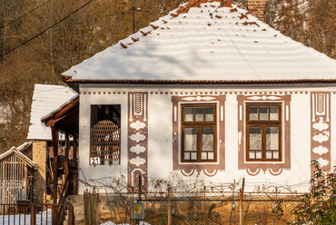 A hagyományos népi építészet motívumai a szegény házakon még, az újonnan felújított nyaralókon már ismét fellelhetők.
