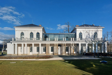 Nagykovácsi szélén, tíz hektáros angolpark területén áll az 1820-as években épült  Teleki-Tisza-kastély. Mai formáját a 2019-ben Pro Architectura díjjal is elismert felújítása nyomán nyerte el.  
