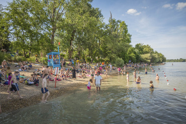 Római szabadstrand. 

Fotók: Spengler László. Forrás: Valyo // Építészfórum Archívum
