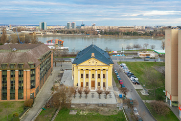 A hasonló korú, közeli óbudai zsinagóga nem csak a társai közt egyedi, timpanonos záródású nyitott portikuszos, pompás homlokzatával tűnik ki, de ez hazánk legrégebbi, ma is működő zsinagógája is. Tervezője, Landherr András volt, akinek több hasonló munka mellett is fő műve maradt az épület.
