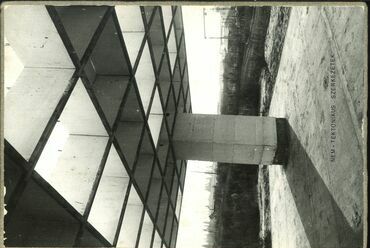 A Lift-Fieldről készült jelentés címlapja az építés alatt levő épülettel. Budapest, 1975
