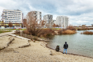 A város névadó mesterséges tava a terület központjában terül el. Kisebb strand, és számos kavicsos partszakasz mellett gondosan kialakított és elkerített nádasok, sekély területek is helyet kaptak, amik nem csupán a víz természetes öntisztulását segítik, de vizes élőhelyet is kínálnak az állatvilágnak.
