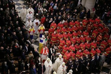 Egyházi személyek érkeznek az öt éve tűzvész áldozatává vált párizsi Notre-Dame-székesegyház újranyitása alkalmából rendezett ünnepségre 2024. december 7-én (Fotó: MTI/EPA pool/Christophe Petit Tesson)
