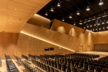 Tauber Philharmonie (Weikersheim, Németország). Építészet: HENN Stúdió (München, Németország). Felhasznált termék: Knauf Ceiling Solutions / DESIGNBOARD Wood. Fotó: Stefan Ernst. Forrás: Knauf Ceiling Solutions
