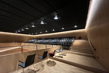 Tauber Philharmonie (Weikersheim, Németország). Építészet: HENN Stúdió (München, Németország). Felhasznált termék: Knauf Ceiling Solutions / DESIGNBOARD Wood. Fotó: Stefan Ernst. Forrás: Knauf Ceiling Solutions
