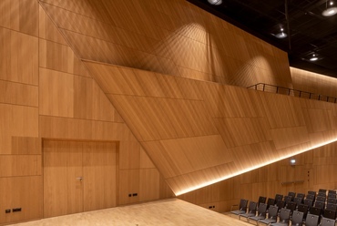 Tauber Philharmonie (Weikersheim, Németország). Építészet: HENN Stúdió (München, Németország). Felhasznált termék: Knauf Ceiling Solutions / DESIGNBOARD Wood. Fotó: Stefan Ernst. Forrás: Knauf Ceiling Solutions
