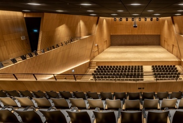 Tauber Philharmonie (Weikersheim, Németország). Építészet: HENN Stúdió (München, Németország). Felhasznált termék: Knauf Ceiling Solutions / DESIGNBOARD Wood. Fotó: Stefan Ernst. Forrás: Knauf Ceiling Solutions
