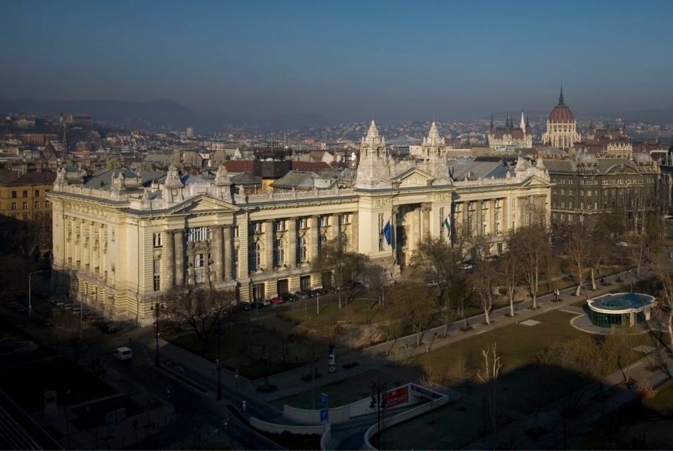 Tulajdonost vált és megújul a Tőzsdepalota