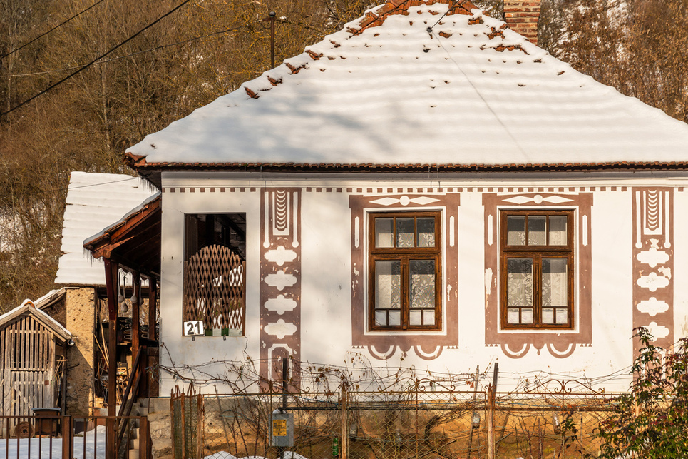 A hagyományos népi építészet motívumai a szegény házakon még, az újonnan felújított nyaralókon már ismét fellelhetők.
