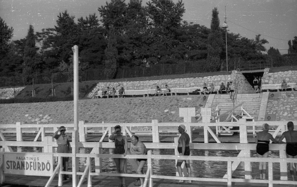 A Palatinus strandfürdő dunai uszodája a Margit-sziget mellett, 1949-ben.

Forrás: Fortepan
