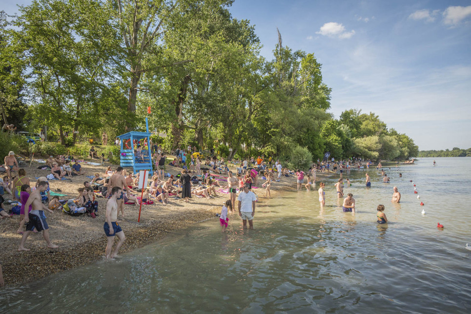 Római szabadstrand. 

Fotók: Spengler László. Forrás: Valyo // Építészfórum Archívum
