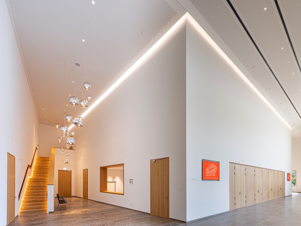 Tauber Philharmonie (Weikersheim, Németország). Építészet: HENN Stúdió (München, Németország). Felhasznált termék: Knauf Ceiling Solutions / DESIGNBOARD Wood. Fotó: Stefan Ernst. Forrás: Knauf Ceiling Solutions
