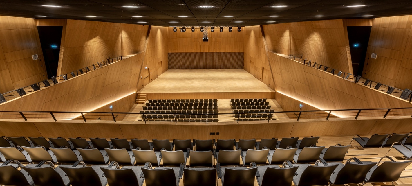 Tauber Philharmonie (Weikersheim, Németország). Építészet: HENN Stúdió (München, Németország). Felhasznált termék: Knauf Ceiling Solutions / DESIGNBOARD Wood. Fotó: Stefan Ernst. Forrás: Knauf Ceiling Solutions
