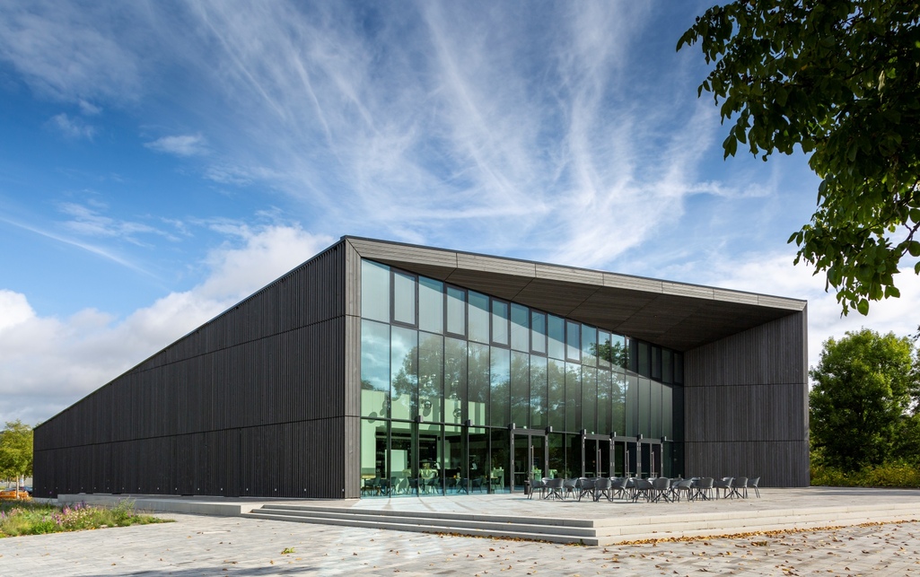 Tauber Philharmonie (Weikersheim, Németország). Építészet: HENN Stúdió (München, Németország). Felhasznált termék: Knauf Ceiling Solutions / DESIGNBOARD Wood. Fotó: Stefan Ernst. Forrás: Knauf Ceiling Solutions
