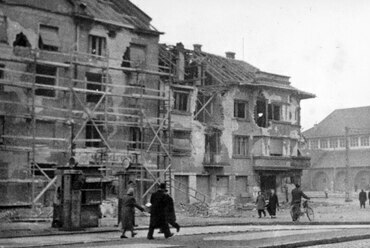 Nagy Lajos király útja 139. és 137. számú ház, jobbra a Bosnyák téri Páduai Szent Antal-templom, 1956. Forrás: Fortepan / Zajti Ferenc
