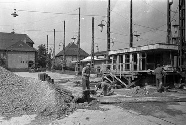 A Bosnyák téri piac építése, háttérben a Lőcsei út, balra a zuglói evangélikus templom, 1957. Forrás: Fortepan / Bauer Sándor
