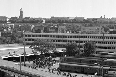 A Déli pályaudvar egy Alkotás utcai házból nézve, 1980. Fortepan / Magyar Rendőr
