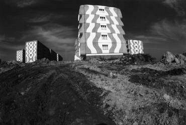 Csete György, Deák László, Jankovics Tibor, Kistelegdi István: Atomerőmű lakótelep, Paks, 1973–1976. (fotó Panyik István)  // Csete Alapítvány Archívuma forrás: https://csetealap.blog.hu/2020/06/20/forrashaz
