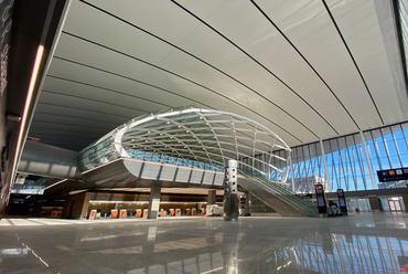 Ezeiza Airport, Argentína. A reptéren a Barrisol Lumière és az Ultra Mat megoldásokat alkalmazták. A fényáteresztő felület homogén fényt biztosít, míg az Ultra Mat 3D-s felülete elegáns, modern megjelenést kölcsönöz a helyiségnek. Forrás: Barrisol / BB Works Interior
