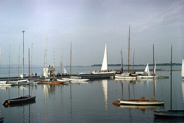 Balatonföldvár kikötő a nyugati mólónál. Háttérben balra a szélsebességmérő műszerház és kilátó, 1955. Forrás: Fortepan 285400 / Gara Andor
