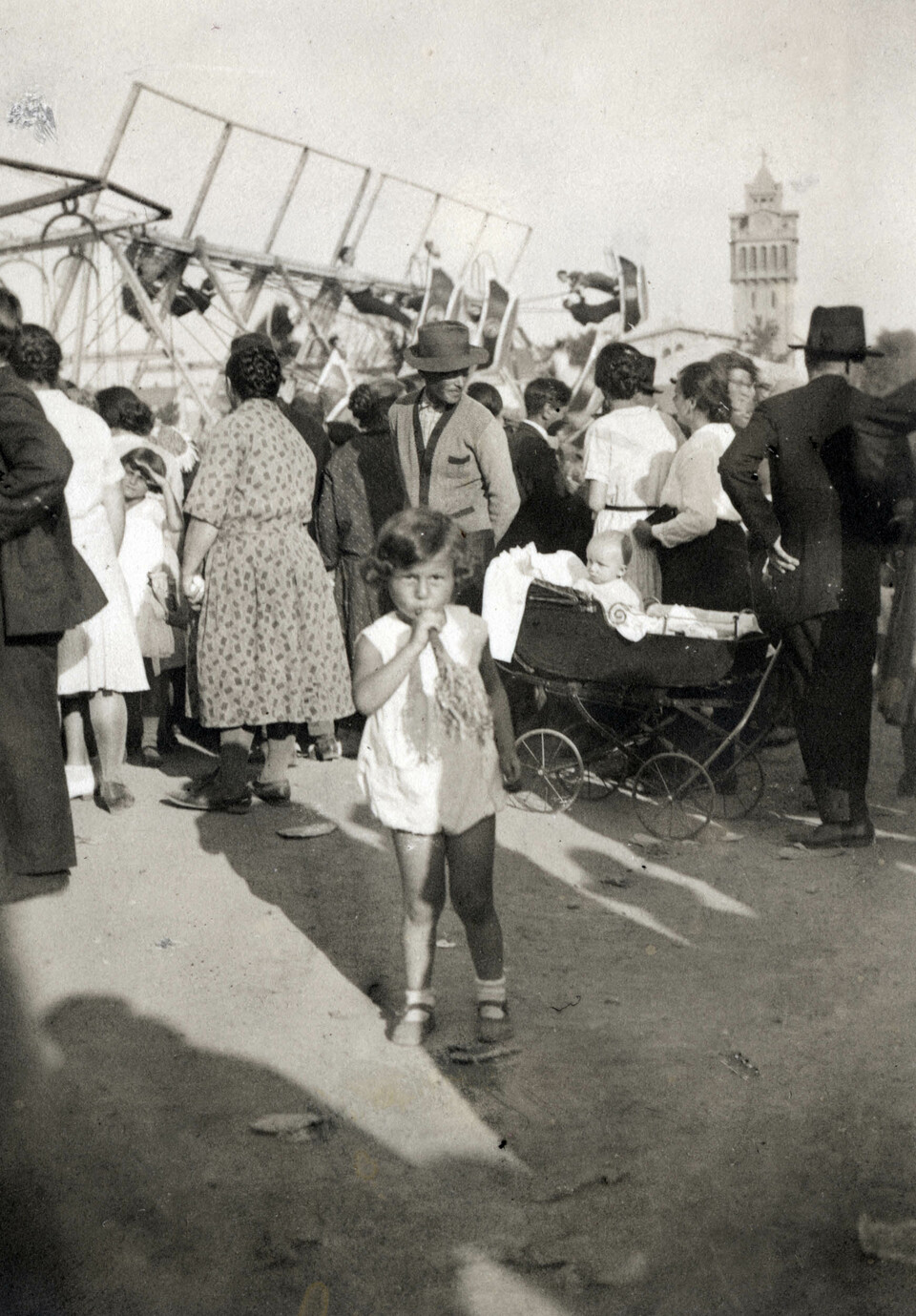 Bosnyák tér, háttérben az 1957-ben lebontott kistemplom tornya, 1931. Forrás: Fortepan / Kinszki Imre
