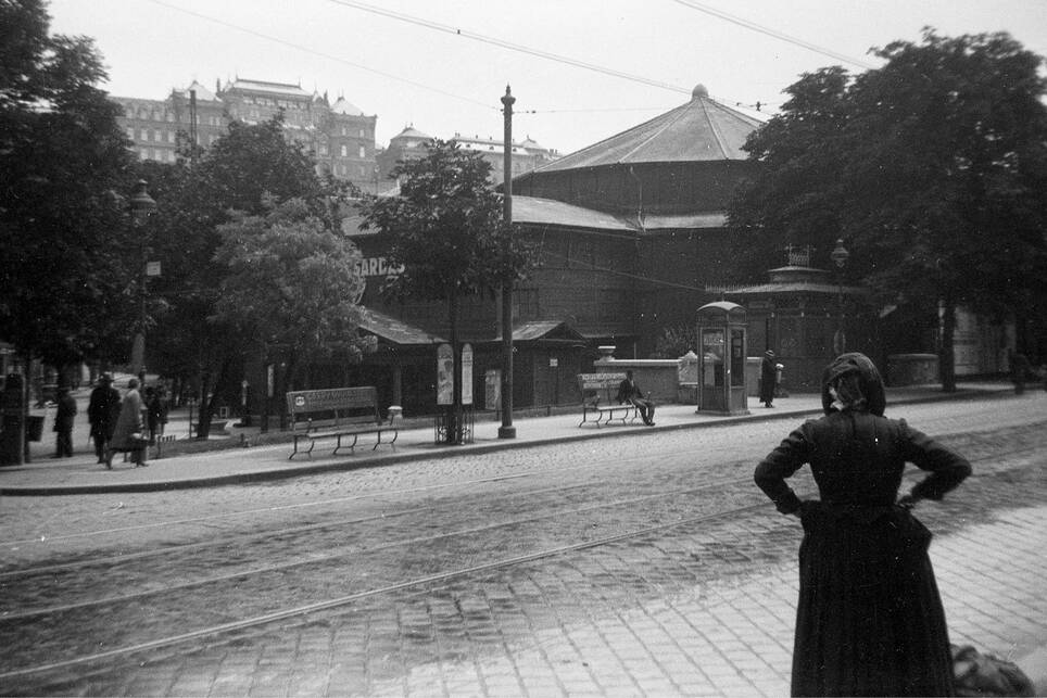 Öntöttvas padok bérelhető reklámfelületekkel a Krisztina körúton, amelyekből 1931-ben több mint 1000 darab volt a belvárosban. Budapest, 1936. © Fortepan / Magyar Bálint / 55592.
