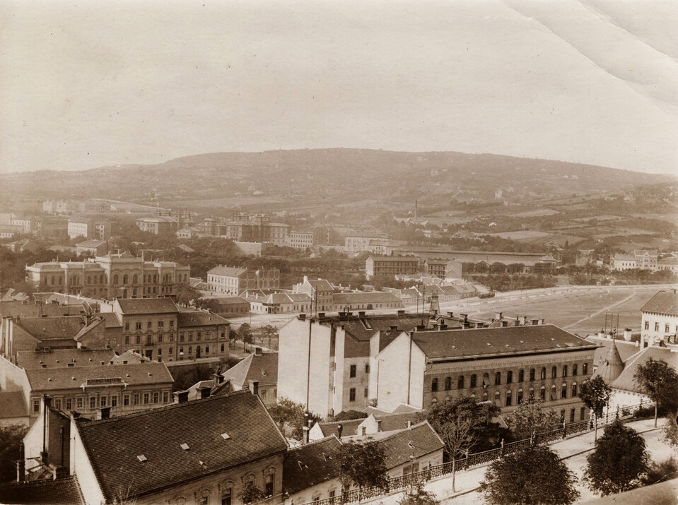 Kilátás a Várból a Krisztinavárosra. Előtérben a Palota út és a Tábor utca házai, jobbra a Vérmező, felette a Déli pályaudvar. Balra a kép közepén a Karácsonyi palota látszik, 1905. Forrás: Fortepan / Széman György
