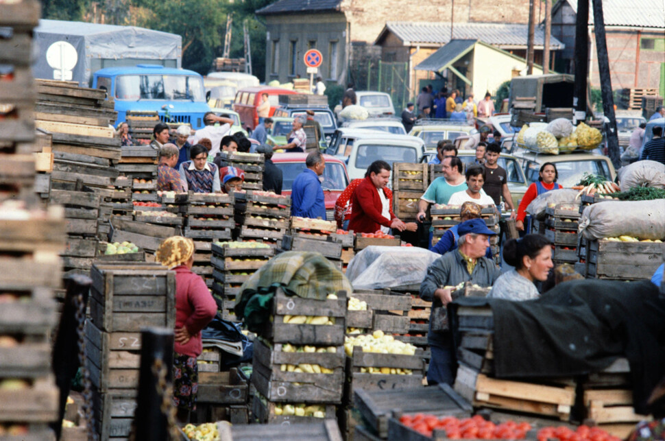 Bosnyák téri Vásárcsarnok melletti nagybani piac, 1981. Forrás: Fortepan / Szalay Zoltán
