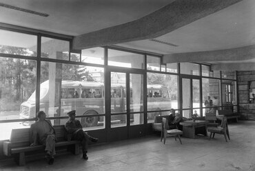 Hévíz, Deák Ferenc tér, autóbusz-pályaudvar, 1957. Forrás: Fortepan 91884 / UVATERV
