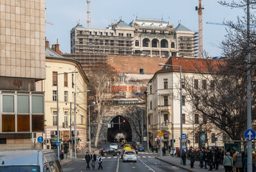 A budai hegyvidék felől érkezve a leglátványosabb projekt a főhercegi palota újjáépítése. A nyugat felé sokáig a burkolatlan vasbeton vázát mutató homlokzatról egyre nagyobb területen kerül le az állványzat.
