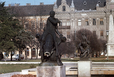 Széchenyi tér, előtérben a romboló Tisza, háttérben az építő Tisza szobra (Pásztor János, 1934.), 1963. Forrás: Fortepan / Nagy Gyula
