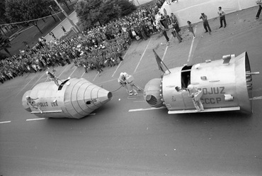 Széchenyi tér, a Városháza erkélyéről nézve. A felvétel a VII. Szegedi Ifjúsági Napok alkalmával készült. 1973. Forrás: Fortepan / Urbán Tamás
