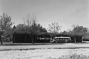 Hévíz, Deák Ferenc tér, autóbusz-pályaudvar, 1957. Forrás: Fortepan 91886 / UVATERV
