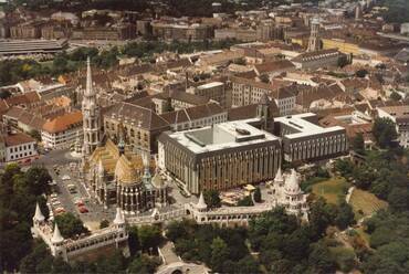 A Budapest Hilton Hotel madártávlatból a budai vár szövetében
