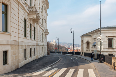 Az épület dunai oldala mentén érkezik meg a Dísz térre a Hunyadi János út, amelynek képe a Lónyay-Hatvany villa (jobboldalt) néhány évvel ezelőtti rekonstrukciója óta, mostanra végérvényesen megváltozott.
