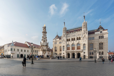 Észak felé haladva az elmúlt évek következő nagyprojektjének helyszíne az újjépített Pénzügyminisztérium, illetve a tőle jobbra álló sarokház. Mindkettőről az elmúlt hónapokban került le az állványzat.
