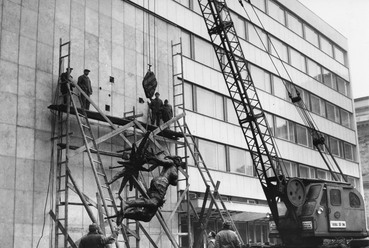 A Bunkerstúdió homlokzata 1969-ben, Somogyi József szobrász felhelyezi a Szárnyas Niké című térplasztikát. Fotó: Fortepan/RTV Újság
