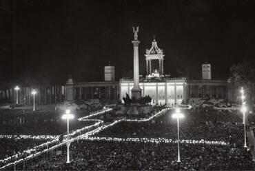 Az 1938-as Eucharisztikus Világkongresszus főoltára a Hősök terén (Fortepan / Új Ember hetilap)
