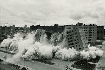 A Pruitt-Igoe felrobbantása. Forrás: U.S. Department of Housing and Urban Development Office of Policy Development and Research // www.chsglobe.com
