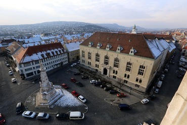 A Szentháromság tér a Máytás-templom tornyából nézve 2014. januárjában. Fotó: Thaler Tamas/Wikipedia
