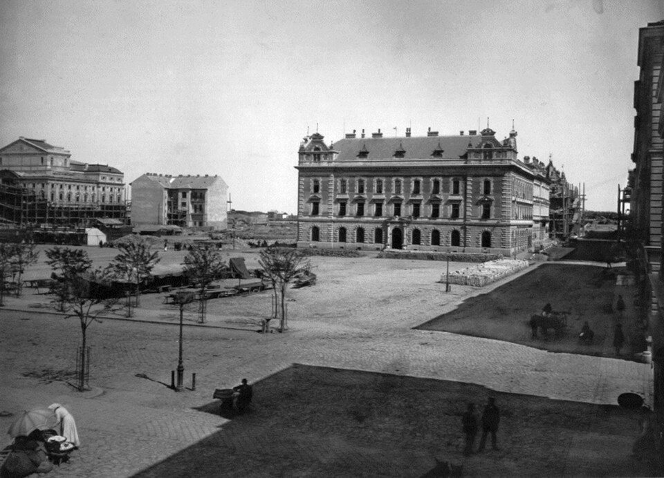 Széchenyi tér, jobbra a Postapalota, balra hátul a színház épülete (a felvétel 1883-ban készült). Forrás: Fortepan / Fődi Gábor
