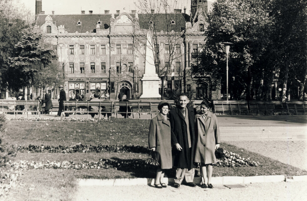 Széchenyi tér, szovjet hősi emlékmű. Háttérben a Takarékpénztár-palota, 1957. Forrás: Fortepan / Kiss Zsuzsanna
