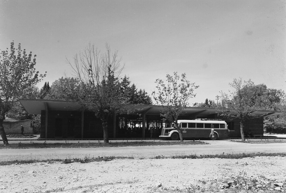 Hévíz, Deák Ferenc tér, autóbusz-pályaudvar, 1957. Forrás: Fortepan 91886 / UVATERV
