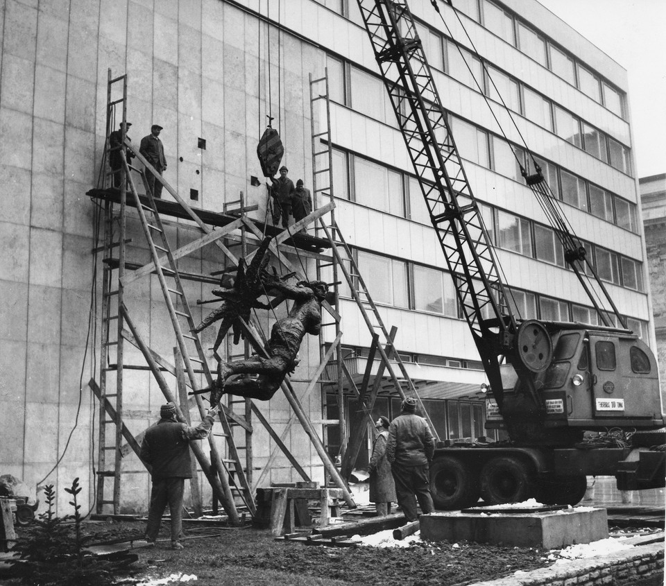 A Bunkerstúdió homlokzata 1969-ben, Somogyi József szobrász felhelyezi a Szárnyas Niké című térplasztikát. Fotó: Fortepan/RTV Újság
