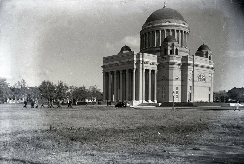 A Magyarok Nagyasszonya templom 1933-ban, nem sokkal a megépülése után (Fortepan 171590, Sütő János)
