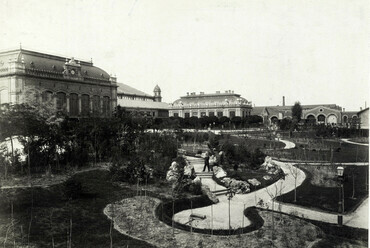 Az Eiffel tér (ekkor névtelen), a Nyugati pályaudvar indulási oldala a Teréz körút felől nézve. A felvétel 1880-1890 között készült. Forrás: Fortepan / Budapest Főváros Levéltára. Levéltári jelzet: HU.BFL.XV.19.d.1.06.055
