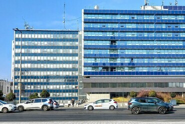 Győr, Megyei Kormányhivatal (volt Megyei Tanács és Vízügyi Igazgatóság) a Városháza felé néző teljes homlokzat, Fotó: Lampert Rózsa
