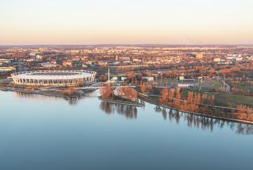 Az új park a hídon túl, a Csepel-szigeten is elkészült, így az átkelő átadásával több mint egy kilométerrel hosszabbodna Budapest sétálható Dunapartja.  A terület megnyitásáról azonban egyelőre nincs hír.
