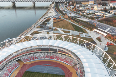 Az atlétikai stadion, és parkja azonban november végétől szabadon látogatható.
